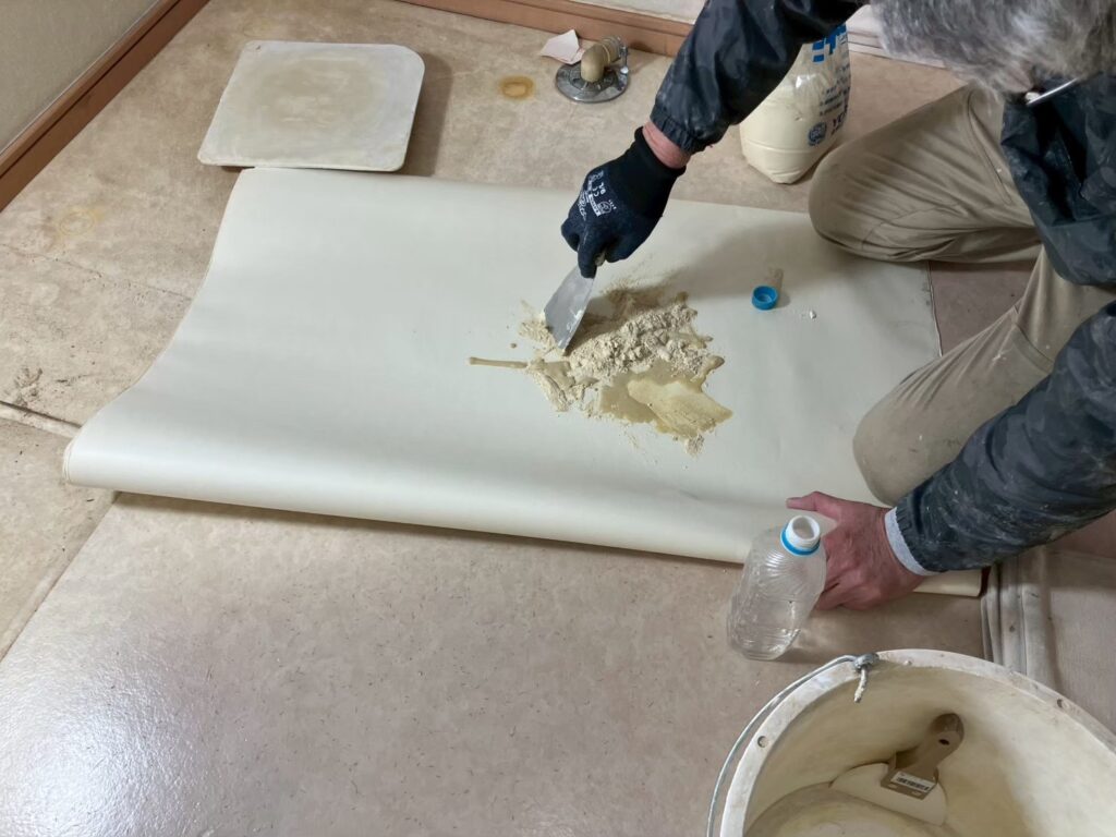 クロス貼り替え前のパテ処理